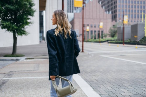 confident woman walking in urban street with handbag - fashion stock pictures, royalty-free photos & images