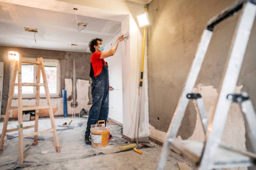 construction worker plastering and smoothing concrete wall - home decoration stock pictures, royalty-free photos & images