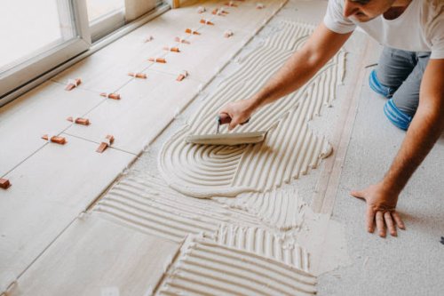 construction worker spreading the thin-set - home decoration stock pictures, royalty-free photos & images
