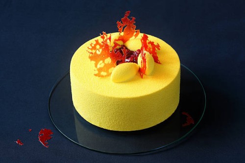 contemporary yellow velvet mousse cake - food stockfoto's en -beelden