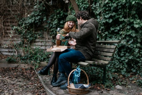 coupe who met online sharing pizza on park bench - junk food stock pictures, royalty-free photos & images