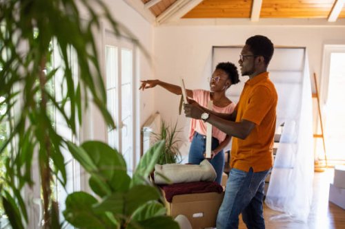 couple arranging new home - home decoration stock pictures, royalty-free photos & images