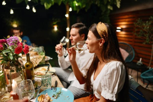 couple buvant du vin pendant le dîner - garden decoration photos et images de collection