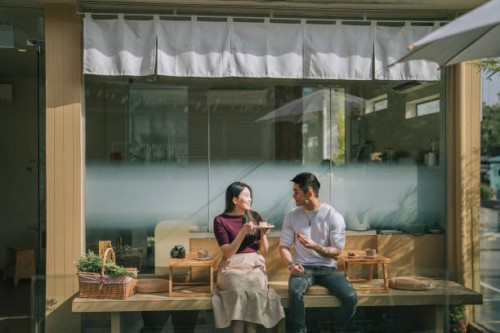 couple chinois asiatique profitant du temps de liaison des desserts sur la terrasse dans un restaurant de design extérieur de style japonais ensemble le matin du week-end - garden decoration photos et images de collection