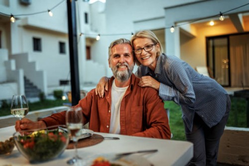 couple d’âge mûr posant pour une photo pendant le dîner fête dans la cour arrière - garden decoration photos et images de collection