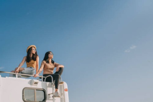 couple de lesbiennes chinoises asiatiques profitant d’une vue panoramique sur le toit d’un camping-car en plein air pendant la matinée du week-end - travel photos et images de collection