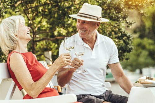 couple de personnes âgées portant un toast avec du vin et célébrant leur anniversaire - garden decoration photos et images de collection