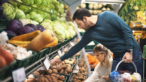 couple in supermarket buying vegetables. - food stock pictures, royalty-free photos & images