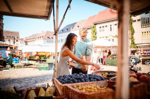 couple shop at outdoor summer fruit market - food stock pictures, royalty-free photos & images