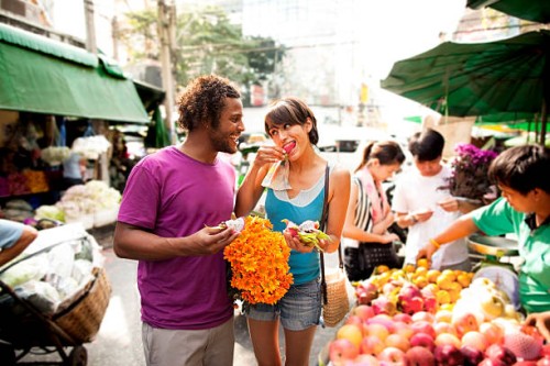 couple shopping in outdoor market, bangkok, bangkok, thailand - food stock pictures, royalty-free photos & images