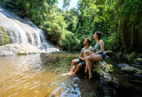 couples de randonneurs regardant une belle cascade - travel photos et images de collection