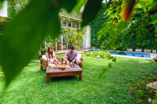 couples hispaniques et mixtes appréciant le petit déjeuner à l’extérieur - garden decoration photos et images de collection