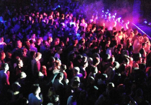 crowd anticipation - concert photos et images de collection