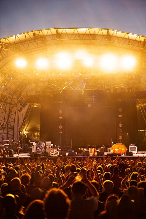 crowd clapping at empty stage - concert stock pictures, royalty-free photos & images