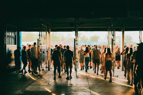 crowd of people entering music festival - concert stock pictures, royalty-free photos & images