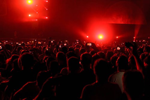 crowd with smart phones in a concert - concert stockfoto's en -beelden