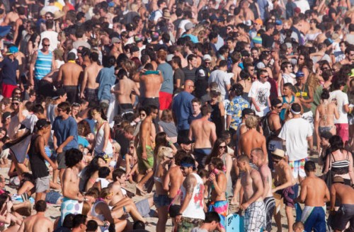 crowded beach scene - young people - concert stock pictures, royalty-free photos & images
