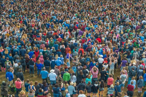 crowds at music festival - concert stock pictures, royalty-free photos & images
