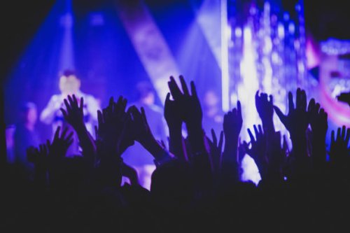 crown rising hand in concert - concert stock pictures, royalty-free photos & images