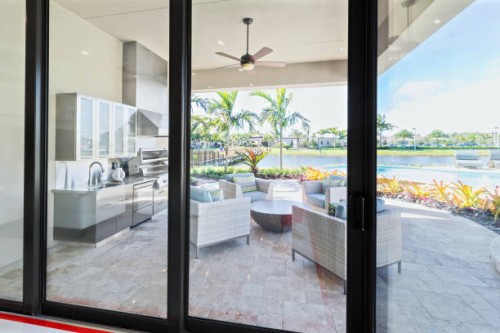 cuisine de luxe, patio extérieur de l'hôtel - garden decoration photos et images de collection