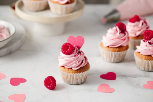 cupcakes à la framboise fraîchement préparés sur le comptoir de la cuisine - food photos et images de collection