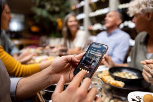 customer at a restaurant rating his experience on a mobile app - food stock pictures, royalty-free photos & images