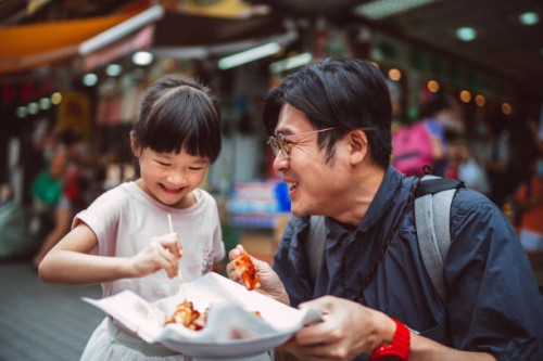 dad & daughter enjoying hong kong local street food joyfully in street - food stock pictures, royalty-free photos & images