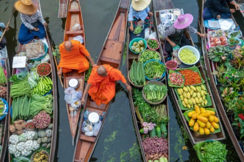 damnoen saduak floating market or amphawa. local people sell fruits, traditional food on boats in canal, ratchaburi district, thailand. famous asian tourist attraction. - food stock pictures, royalty-free photos & images
