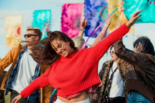 dancing at a music festival - concert stock pictures, royalty-free photos & images