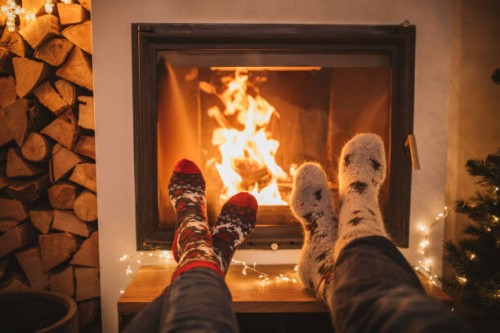 de dag van de winter door open haard - home decoration stockfoto's en -beelden