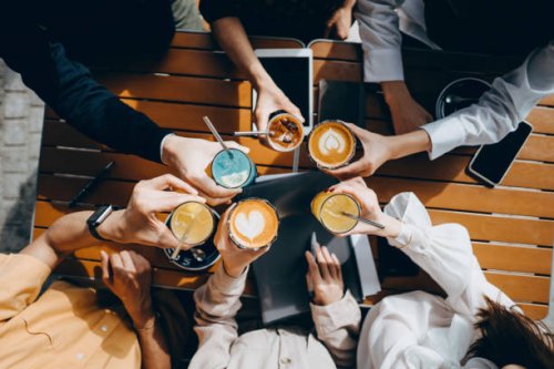 de mening van de hoogste hoek van een groep collectieve medewerkers die dranken met herbruikbare roestvrij staalrietjes hebben en na het werk vieren - coffee stockfoto's en -beelden