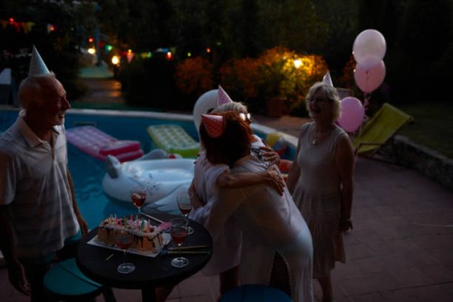 de partij van de verjaardag van de senioren - garden decoration stockfoto's en -beelden