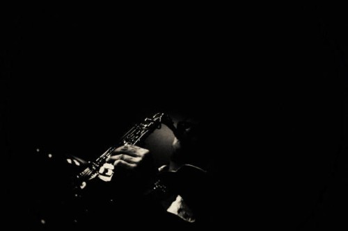 de saxofonist in de jazzclub - concert stockfoto's en -beelden