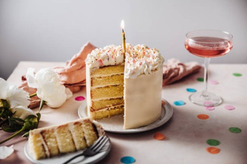 de verjaardagscake van de de fruit van de hartstocht - home decoration stockfoto's en -beelden