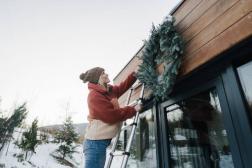 decorating my cabin house for the christmas holidays - garden decoration stock pictures, royalty-free photos & images
