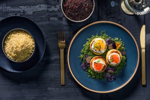 deluxe - kaviar menü mit edlem geschirr und goldenem besteck auf rustikalem untergrund - food stock pictures, royalty-free photos & images