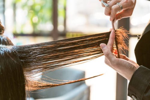 der friseur schneidet haare - hairstyle stock-fotos und bilder