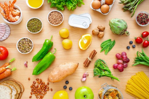 des aliments sains et variés pour une alimentation équilibrée sur une table en bois - food photos et images de collection