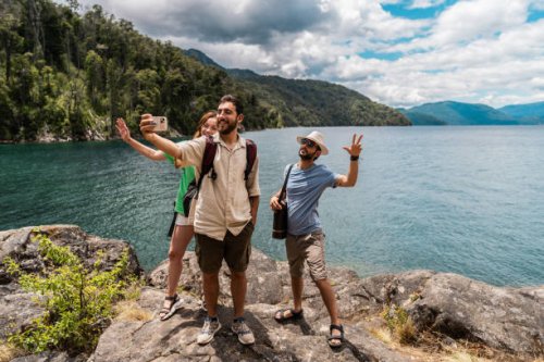 des amis prenant un selfie au sommet d’une montagne en patagonie, en argentine - travel photos et images de collection