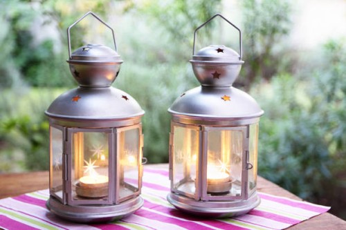 deux des lanternes sur une table dans le jardin - garden decoration photos et images de collection