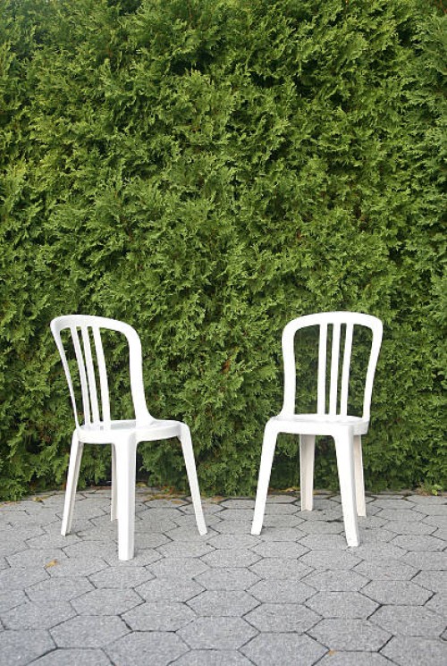 deux fauteuils en plastique de haies sur le devant - garden decoration photos et images de collection