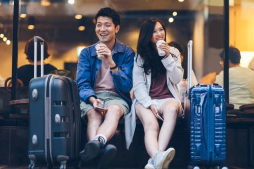 deux touristes asiatiques avec les valises, passer du temps heureux au café - travel photos et images de collection