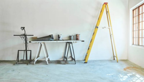 deze kamer heeft wat werk nodig - home decoration stockfoto's en -beelden