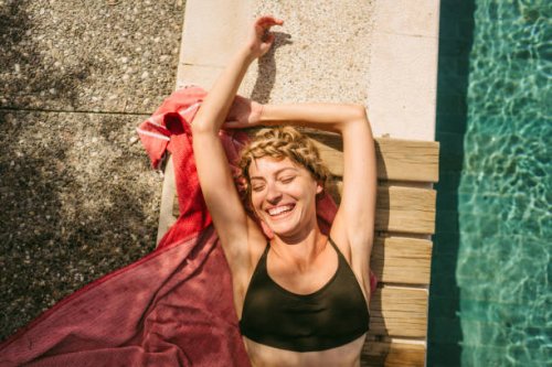die sonne genießen - hairstyle stock-fotos und bilder