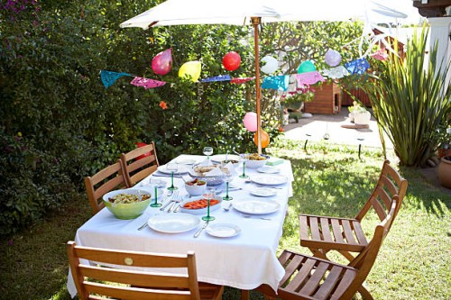 dining table in garden - garden decoration stockfoto's en -beelden
