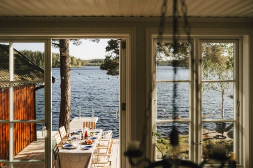 dining table seen through window on sunny day - garden decoration photos et images de collection
