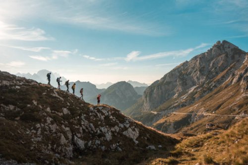 diverse friends enjoying sunny mountain hike - travel stock-fotos und bilder