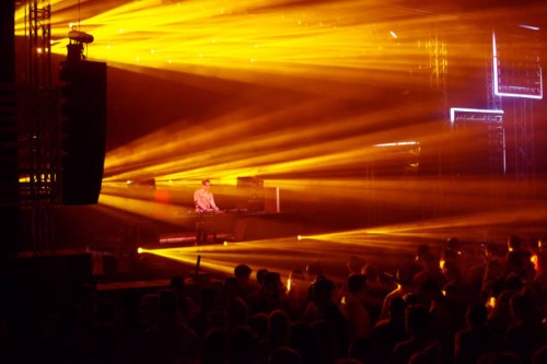 dj playing on the stage in summer - concert stockfoto's en -beelden