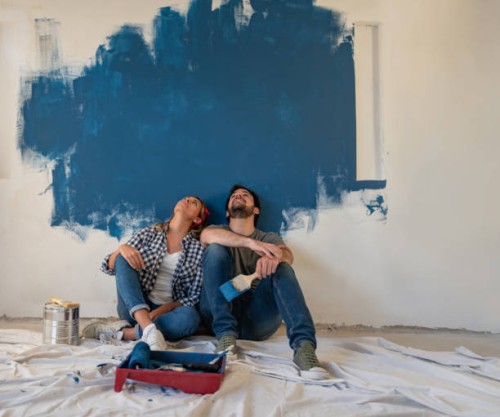 doordachte paar schilderij hun huis - home decoration stockfoto's en -beelden