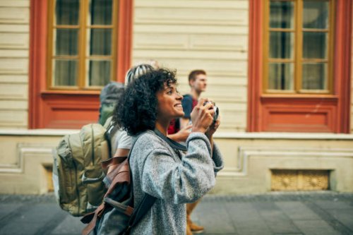 duizendjarige vrienden bezoek foreign city - travel stockfoto's en -beelden